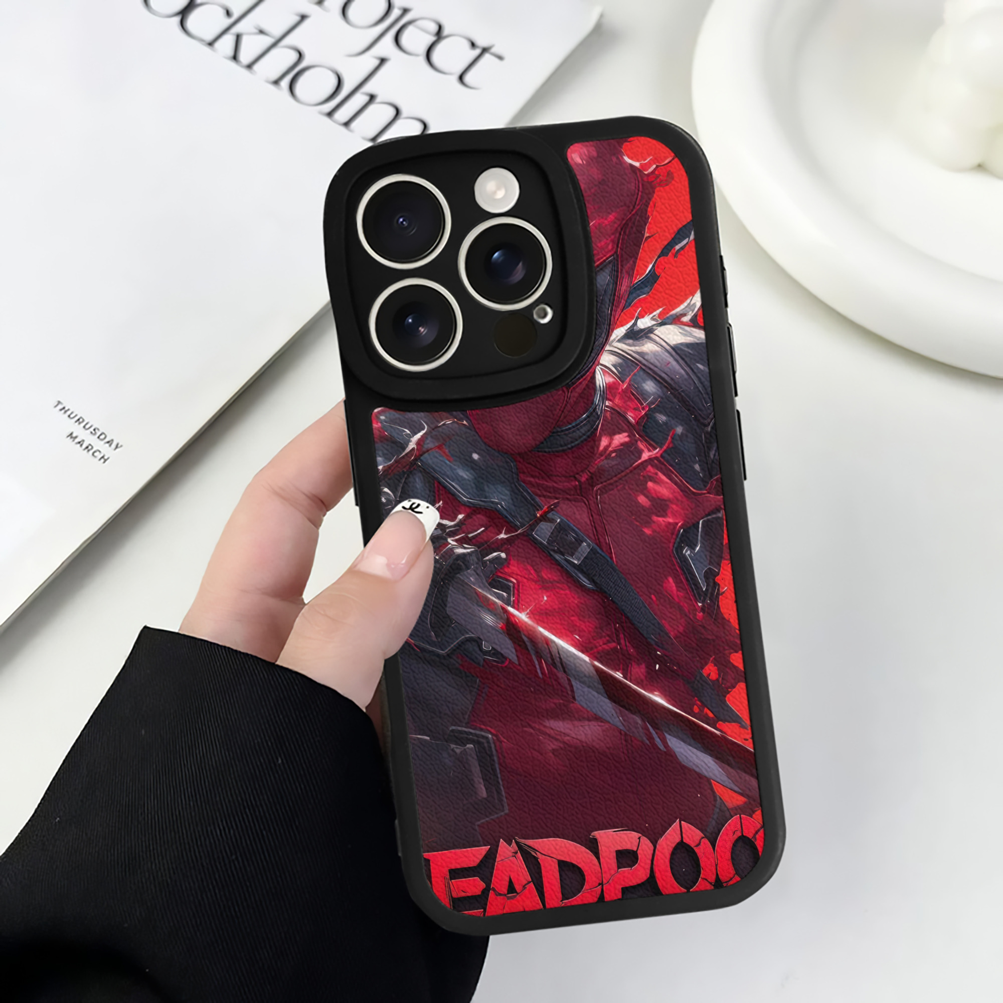 （画像用） Deadpool デッドプール 【iPhone 16シリーズ対応】シリコンスマホケース（レザー調） 材質：シリコン